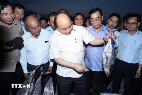 Thủ tướng Nguyễn Xuân Phúc thăm Cáng cá Cửa Việt. (Ảnh: Thống Nhất/TTXVN)