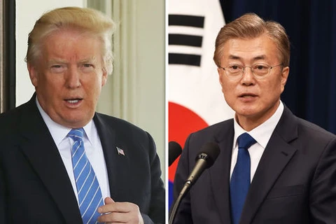 Tổng thống Hàn Quốc Moon Jae-in (phải) và người đồng cấp Mỹ Donald Trump. (Nguồn: Daily Express)