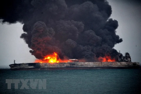 Tàu chở dầu Sanchi của Iran bốc cháy sau vụ va chạm. (Nguồn: THX/TTXVN)