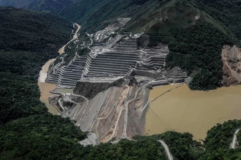 Nước sông Cauca dâng cao sau nhiều ngày mưa lớn, dẫn tới nguy cơ sập nhà máy thủy điện Ituango. (Nguồn: AFP)