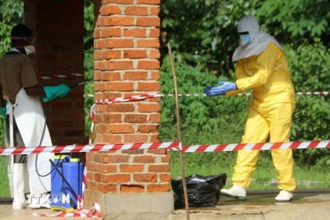 Nhân viên y tế phun thuốc khử trùng tại khu vực cách ly sau khi phát hiện trường hợp nhiễm virus Ebola ở Cộng hòa Dân chủ Congo. (Nguồn: Reuters/TTXVN)