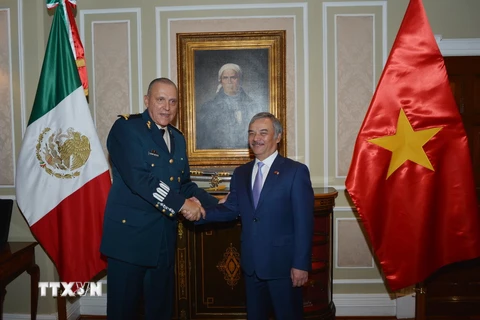 Bộ trưởng Quốc phòng Mexico, Đại tướng Salvador Cienfuegos Zepeda tiếp Đại sứ Việt Nam tại Mexico Nguyễn Hoài Dương. (Ảnh do Bộ Quốc phòng Mexico cung cấp)