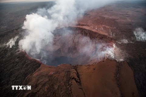 Cột tro bụi được phun ra từ miệng núi lửa Kilauea trên Đảo Lớn ở Hawaii ngày 16/5. (Nguồn: EPA/TTXVN)