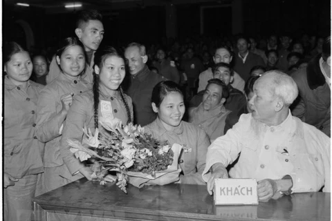Chủ tịch Hồ Chí Minh nói chuyện thân mật với đại biểu Thanh niên xung phong dự Đại hội TNXP chống Mỹ cứu nước toàn miền Bắc (tháng 1/1967). (Ảnh tư liệu: TTXVN)