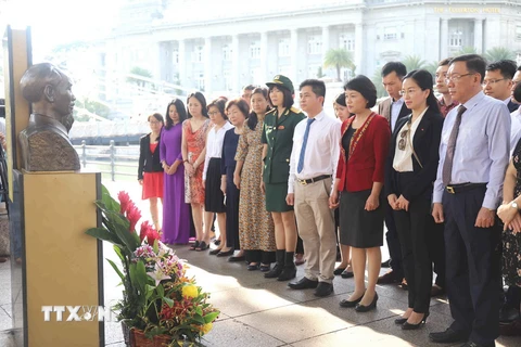 Đại sứ Việt Nam tại Singapore Tào Thị Thanh Hương, các cán bộ nhân viên Đại sứ quán và đại diện cộng đồng người Việt Nam tại Singapore tại lễ dâng hoa. (Ảnh: Xuân Vịnh/TTXVN)