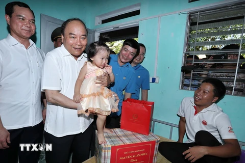 Thủ tướng về Hà Nam thăm một khu nhà trọ của công nhân