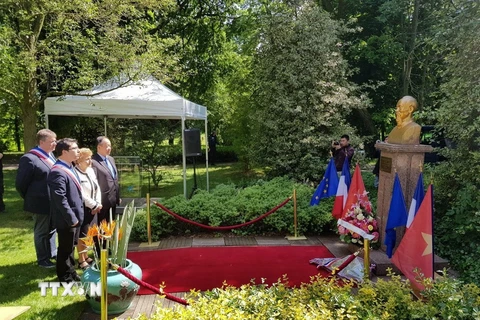 Chính quyền thành phố Montreuil và bạn bè Pháp đặt hoa tưởng niệm dưới chân tượng Chủ tịch Hồ Chí Minh trong công viên Montreau. (Ảnh: Linh Hương/TTXVN)