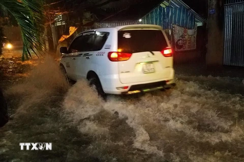 Nước ngập trong hẻm trên đường Quang Trung, quận Gò Vấp. (Ảnh: Mạnh Linh/TTXVN)