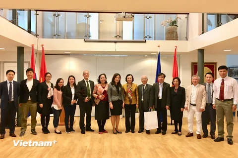 Đoàn Ban Dân vận chụp ảnh chung tại Trụ sở Đại sứ quán Việt Nam tại Hà Lan. (Nguồn: Đại sứ quán Việt Nam tại Hà Lan)
