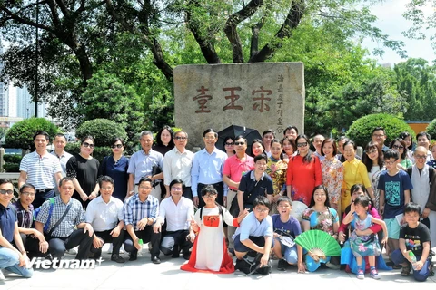 Đoàn chụp ảnh lưu niệm tại Vườn Hoa Tống Vương Đài. (Ảnh: Xuân Tuấn-Hoài Nam/Vietnam+)