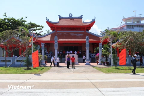 Các đại biểu thăm nhà tưởng niệm Bác Hồ tại đảo Trường Sa lớn. (Ảnh: Hữu Chiến/Vietnam+)
