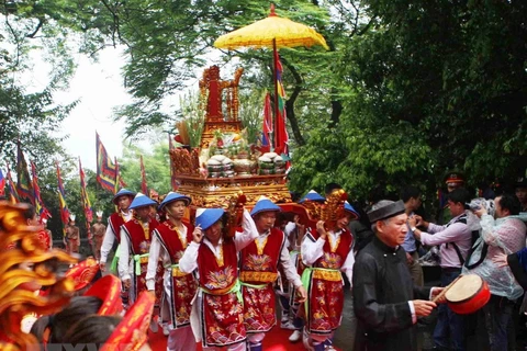 ​Dâng hương từ sân trung tâm lễ hội lên đền Thượng, thuộc Khu di tích lịch sử Quốc gia đặc biệt Đền Hùng, tỉnh Phú Thọ. (Ảnh: Thanh Tùng/TTXVN