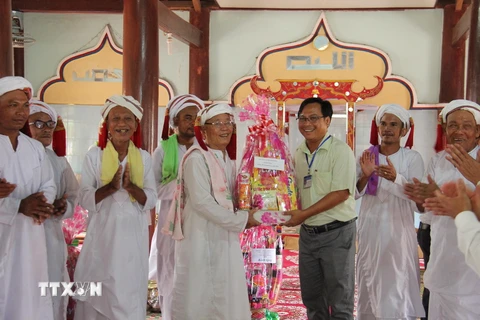 Đoàn công tác của tỉnh Bình Thuận tặng quà và chúc tết các vị sư cả. (Ảnh: Hồng Hiếu/TTXVN)
