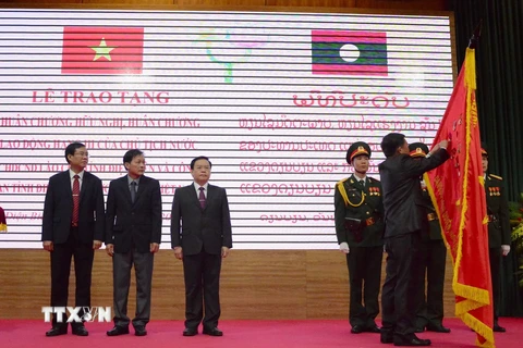 Trao tặng Huân chương Hữu nghị của nước CHDCND Lào cho tỉnh Điện Biên. (Ảnh: Văn Dũng/TTXVN)