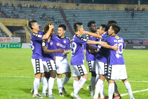 Niềm vui của các cầu thủ Hà Nội FC trên sân Thiên Trường. (Ảnh: Công Luật/TTXVN)