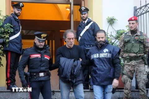 Cảnh sát Italy áp giải các đối tượng tình nghi mafia tại Palermo ngày 5/12/2017. (Nguồn: AFP/TTXVN)