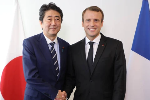 Thủ tướng Nhật Bản Shinzo Abe (trái) và Tổng thống Pháp Emmanuel Macron trong một cuộc gặp. (Nguồn: Getty Images)