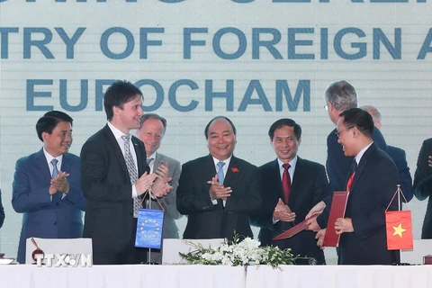 Thủ tướng Nguyễn Xuân Phúc chứng kiến Lễ ký kết bản ghi nhớ hợp tác Giữa Bộ Ngoại giao, Hiệp hội Doanh nghiệp châu Âu tại Việt Nam. (Ảnh: Thống Nhất/TTXVN)