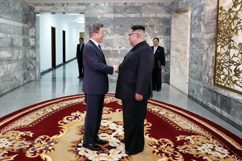 Ngày 26/5, Tổng thống Hàn Quốc Moon Jae-in và nhà lãnh đạo Triều Tiên Kim Jong-un đã bất ngờ có cuộc họp tại làng đình chiến Panmunjom thuộc Khu phi quân sự liên Triều. (Nguồn: THX/TTXVN)