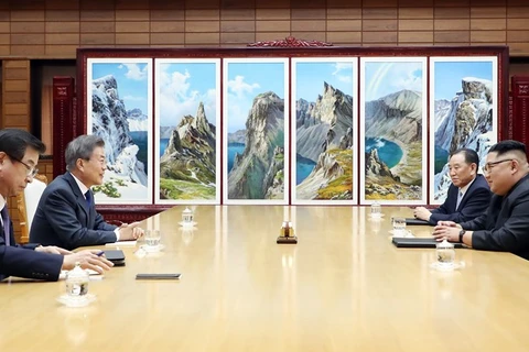 Tổng thống Hàn Quốc Moon Jae-in (thứ hai, trái) trong cuộc gặp nhà lãnh đạo Triều Tiên Kim Jong-un (thứ nhất, phải) tại làng đình chiến Panmunjom ngày 26/5. (Nguồn: Yonhap/TTXVN)