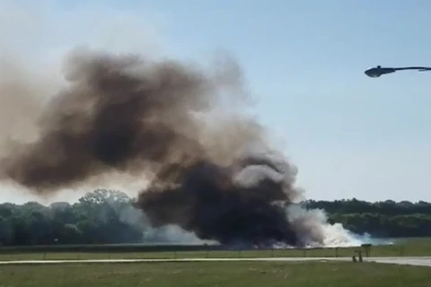 Khói bốc lên từ hiện trường vụ rơi máy bay. (Nguồn: Omaha.com)