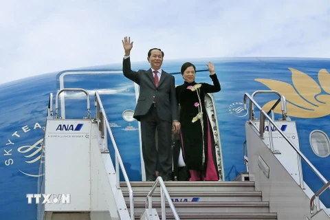 Chủ tịch nước Trần Đại Quang và Phu nhân đến Sân bay Quốc tế Haneda, thủ đô Tokyo, Nhật Bản. (Ảnh: Nhan Sáng/TTXVN