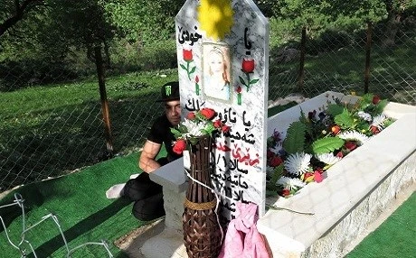 Anh Adnan Jamil ngồi cạnh ngôi mộ của vợ. Vợ anh đã tự sát khi IS tấn công Shingal năm 2014 để tránh bị chúng hãm hiếp. (Nguồn: Rudaw)