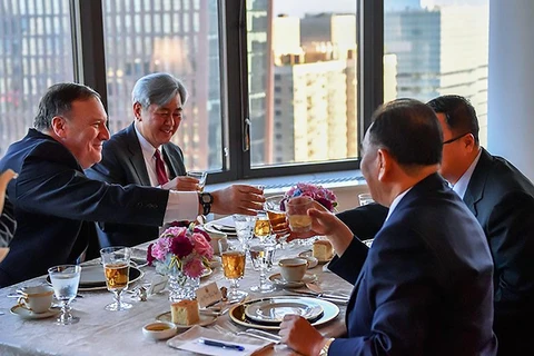 Ngoại trưởng Mỹ Mike Pompeo (trái) ăn tối cùng Phó Chủ tịch Ban chấp hành Trung ương đảng Lao động Triều Tiên Kim Yong Chol. (Nguồn: AFP)