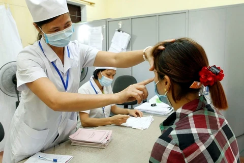 Nhân viên y tế quản lý, kiểm tra sức khỏe, giám sát điều trị ARV cho người nhiễm tại Trung tâm Phòng, chống HIV/AIDS Vĩnh Phúc. (Ảnh: Dương Ngọc/TTXVN)