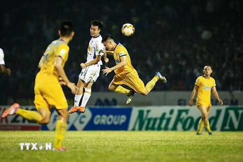 Pha tranh bóng giữa các cầu thủ hai đội Hoàng Anh Gia Lai và FLC Thanh Hóa. (Ảnh: Trọng Đạt/TTXVN)