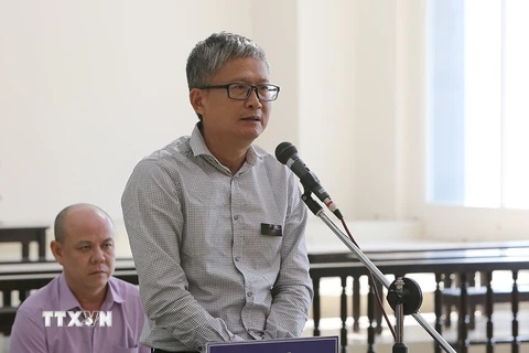 Bị cáo Đinh Mạnh Thắng nói lời cuối cùng trước khi tòa nghị án. (Ảnh: Dương Giang/TTXVN)