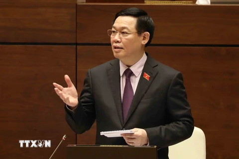 Phó Thủ tướng Vương Đình Huệ trả lời chất vấn của Đại biểu Quốc hội. (Ảnh: Phương Hoa/TTXVN)