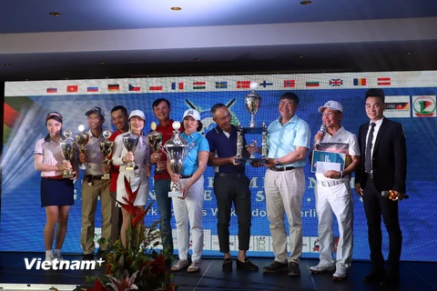 Ông Đoàn Xuân Hưng, Đại sứ Việt Nam tại Đức, trao giải cho tay golf có thành tích tốt nhất. (Ảnh: Phạm Thắng/Vietnam+)