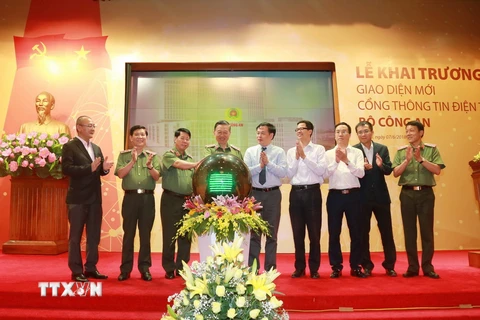 Thượng tướng Tô Lâm (thứ tư từ trái sang), Ủy viên Bộ Chính trị, Bộ trưởng Bộ Công an và các đại biểu thực hiện nghi thức khai trương giao diện mới Cổng thông tin điện tử Bộ Công an. (Ảnh: Doãn Tấn/TTXVN)