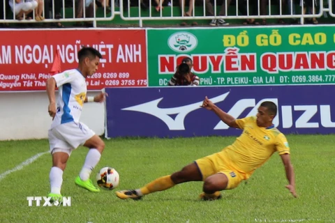 Một pha tranh bóng của cầu thủ Hoàng Anh Gia Lai và Sông Lam Nghệ An. (Nguồn: TTXVN)
