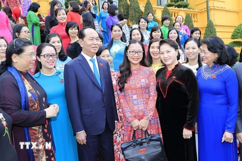 Chủ tịch nước Trần Đại Quang với các nữ đại biểu Quốc hội tại buổi gặp mặt. (Ảnh: Nhan Sáng/TTXVN)