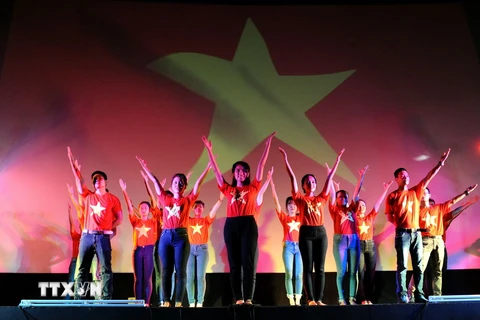 Tiết mục múa hát Việt Nam ơi! kết thúc chương trình Gala sinh viên. (Ảnh: Lê Hà/TTXVN)