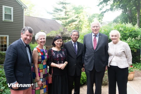 Đại sứ Phạm Quang Vinh gặp Thượng nghị sỹ Patrick Leahy (thứ hai từ phải qua) và bạn bè Hoa Kỳ. (Ảnh: Đoàn Hùng/Vietnam+)
