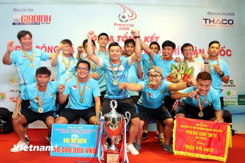 Ban tổ chức trao cúp và cờ cho đội vô địch Câu lạc bộ phóng viên thể thao Thành phố Hồ Chí Minh. (Ảnh: Tá Chuyên/Vietnam+)