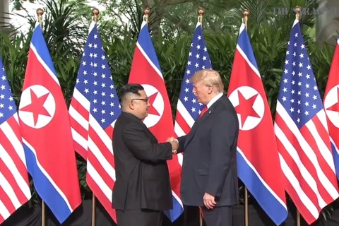 Hai ông Kim Jong-un và Donald Trump đã có cái bắt tay lịch sử tại khách sạn Capella. (Nguồn: YouTube)