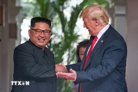 Tổng thống Mỹ Donald Trump (phải) và nhà lãnh đạo Triều Tiên Kim Jong-un tại cuộc hội đàm ở Singapore ngày 12/6. (Nguồn: THX/TTXVN)