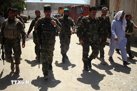 Lực lượng an ninh Afghanistan làm nhiệm vụ tại hiện trường một vụ tấn công ở Jalalabad, tỉnh Nangarhar ngày 8/6. (Nguồn: THX/TTXVN)