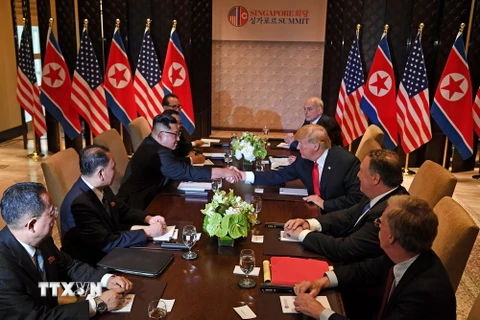 Tổng thống Mỹ Donald Trump (thứ ba, phải) hội đàm với nhà lãnh đạo Triều Tiên Kim Jong-un (thứ ba, trái) tại Sentosa, Singapore ngày 12/6. (Nguồn: AFP/TTXVN)