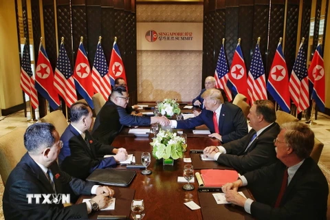 Tổng thống Mỹ Donald Trump (thứ 3, phải) và nhà lãnh đạo Triều Tiên Kim Jong-un (thứ 3, trái) trong cuộc hội đàm tại Singapore ngày 12/6. (Nguồn: THX/TTXVN)