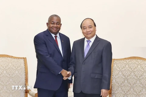 Thủ tướng Nguyễn Xuân Phúc tiếp Đại sứ Cộng hòa Mozambique Leonardo Pene đến chào xã giao nhân nhiệm kỳ công tác tại Việt Nam. (Ảnh: Thống Nhất/TTXVN)