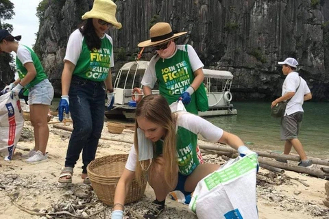 Tình nguyện viên thu gom rác, phao xốp tại một số hòn đảo thuộc Vịnh Hạ Long. (Ảnh: Vietnam+)