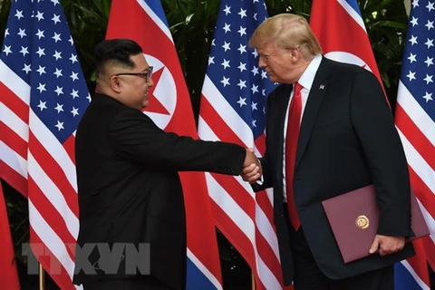 Tổng thống Mỹ Donald Trump (phải) và nhà lãnh đạo Triều Tiên Kim Jong-un (trái) trong cuộc gặp thượng đỉnh tại Singapore ngày 12/6. (Ảnh: Yonhap/TTXVN)