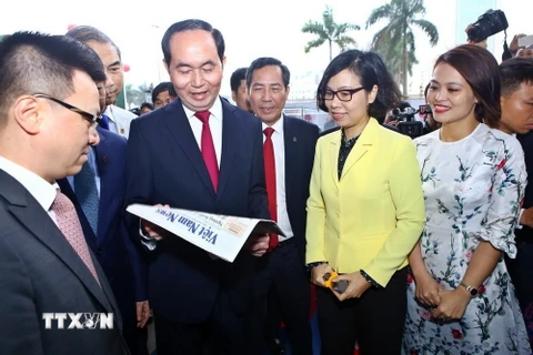 Chủ tịch nước Trần Đại Quang thăm gian trưng bày các ấn phẩm của TTXVN tại Hội báo Toàn quốc năm 2018. (Ảnh: Minh Quyết/TTXVN)