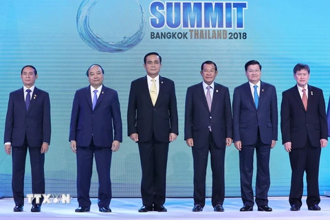 Thủ tướng Nguyễn Xuân Phúc (thứ hai từ trái sang) và các trưởng đoàn tại lễ khai mạc. (Ảnh: Thống Nhất/TTXVN)