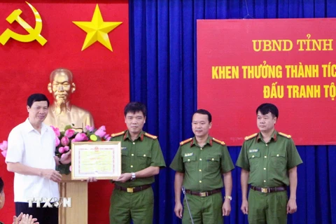 Chủ tịch Ủy ban Nhân dân tỉnh Quảng Ninh tặng bằng khen cho Phòng Cảnh sát điều tra tội phạm về ma túy-Công an tỉnh Quảng Ninh. (Ảnh: Văn Đức/TTXVN)